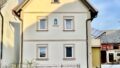 Hausansicht mit kleinem Vorgarten