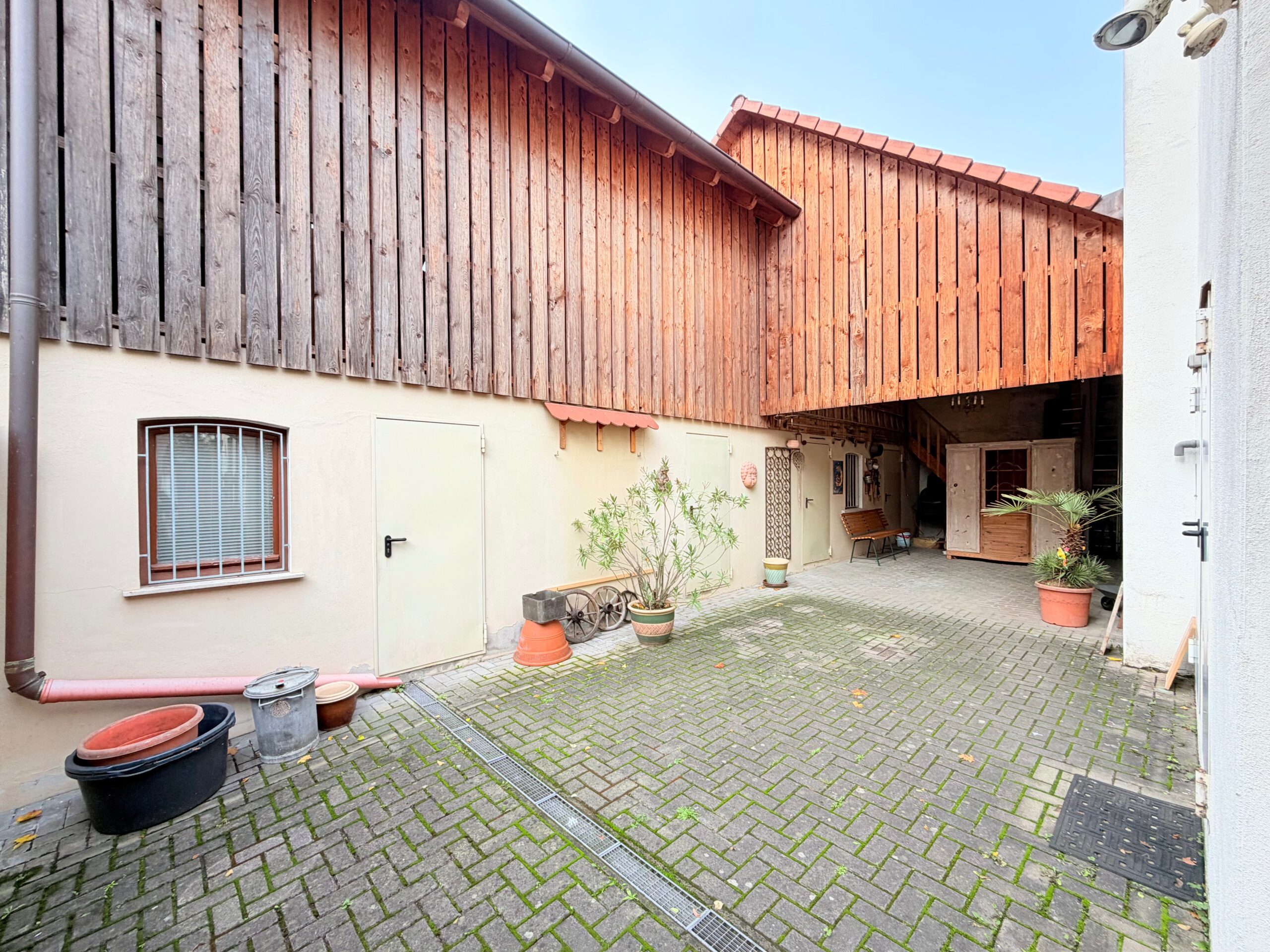 Innenhoffläche & Nebengebäude