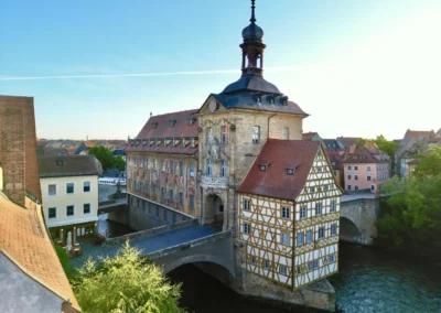 Foto vom Alten Rathaus in Bamberg an einem sonnigen Tag.