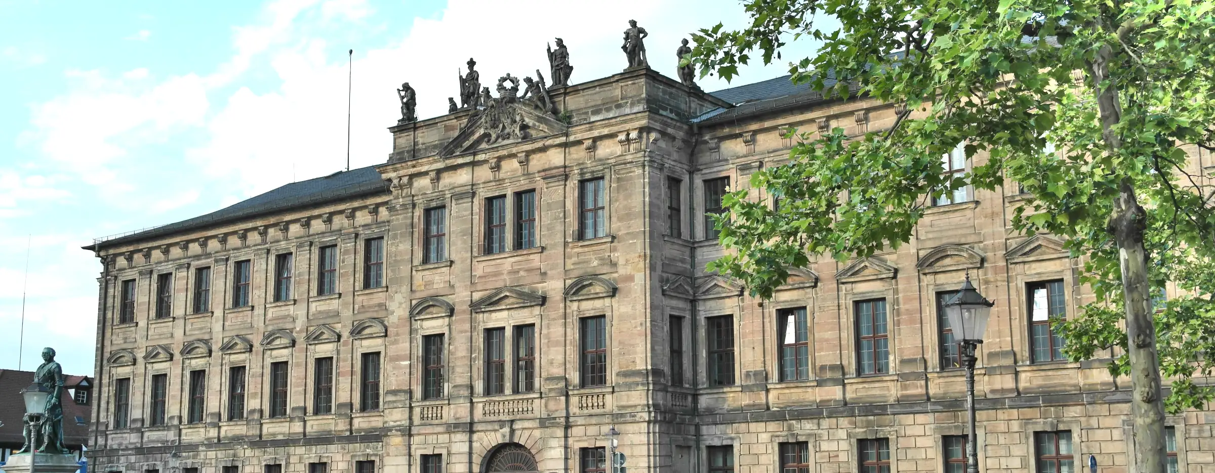 Immobilienmarkt Erlangen Bild einer Sehenswürdigkeit in Erlangen - Markgräfliche Schloss Erlangen .