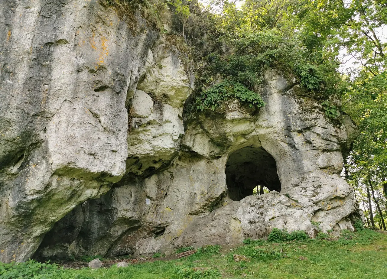 Bild eines hohlen Steins bei Schwabthal.