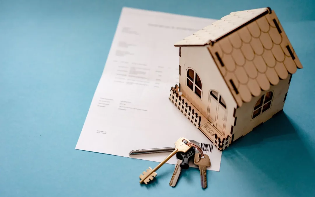 Bild eines Hauses mit Schlüssel und einem Vertrag.